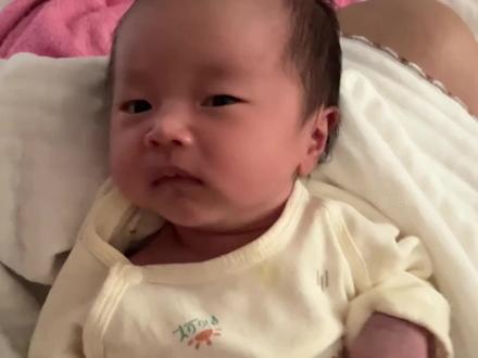 人类幼崽对爸妈的区别对待,尿都控制不住的年纪,却控制住了情绪#人类幼崽 #人类幼崽到底多可爱 #人类幼崽对待爸爸和妈妈的区别