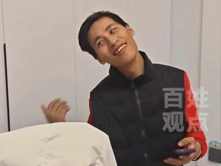 张云鹏,也叫沈华柏。四岁走失,九岁远赴加拿大,被收养仅三个月就遭抛弃,在异国他乡独自漂泊了整整二十五年。
昨天,他终于回家,和亲生父亲认亲成功。
谁也没想到,回家一天,住了一晚,今天的云鹏,完全变了一个人。脸上时刻挂着幸福的笑容,主动和家人互动,眼神里的拘谨和冰冷,全被亲情一点点融化。
二十五年的颠沛流离、孤独无助,竟然只用两天亲人的温暖,就找回了正常人该有的幸福模样。
这就是血脉的力量,这就是亲情的力量,这就是爱的力量!
而在这份团圆背后,我们更要感谢一个人——高洋博士。
从寻亲到认亲,全程不离不弃,明天依旧继续陪伴云鹏,去见他日思夜想的妈妈。
温柔、善良、有担当,用心守护,用爱陪伴,高洋真的太让人敬佩、太让人喜爱!
爸爸的拥抱治愈了前半生,明天,云鹏就要和亲生妈妈见面,一场跨越二十五年的母子重逢即将到来。
让我们一起祝福云鹏,从此被爱包围,不再孤单。
一起守护这份来之不易的团圆,明天持续关注,不见不散!
#张云鹏 #沈华柏 #高洋