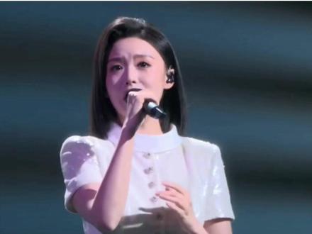 徐子尧《花妖》封神现场!刀郎的和声一出,我头皮发麻!这不止是翻唱,这是一场庄严的「音乐授印」
清澈的少女音,遇上厚重的岁月和声。一个在台上稳稳托住全场,一个在音轨里默默托住她。这首歌,唱的是轮回,听的却是传承。
她没模仿沧桑,却唱出了深情。每一个字都沉静有力,接住了前辈这份厚重的信任。这不仅仅是技巧,是悟性,是敬畏。
未来可期,但此刻已足够耀眼。这一版《花妖》,值得你戴上耳机,静静听三遍。
#徐子尧 #花妖 #刀郎 #音乐传承 #国风音乐