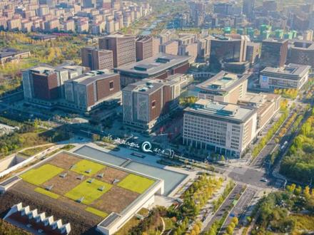 从安庆桐城国土空间规划看各乡镇发展方向
桐城市以《国土空间总体规划(2021-2035年)》为引领,构建“一核一廊两屏四区多带”总体格局与“一主一副、一带多点”城镇格局,明确各乡镇“差异化协同”发展路径。
一、“双核引领”:核心区域锚定方向
• 主核(中心城区:龙腾、文昌等街道):定位“人文胜地,智造名城”,做强经开区产业主核,重点发展新能源汽车零部件、光伏新材料、医工医药产业,完善“一带四轴、三大板块”空间结构,承接合肥都市圈与安庆市域功能辐射。
• 副核(南部新城:新渡镇、双港镇):打造产业次核与绿色包装产业示范新城,聚焦塑料包装印刷主导产业,联动双新产业园,发展富锌大米、小龙虾特色农业,建成全国包装产业创业创新名镇。
二、“多区支撑”:乡镇差异化发展
• 嬉子湖镇、孔城镇:纳入东部农文旅融合示范区,打造田园综合体与农村三产融合发展样板;
• 范岗镇、金神镇、青草镇:属南部优质粮油生产区,建设高标准农田与智慧农业产业基地,做强优质水稻、油菜产业;
• 唐湾镇、黄甲镇:依托西部茶叶特色优势区,发展“桐城小花”茶产业与茶旅融合项目,培育林下经济;
• 大关镇、吕亭镇:归入北部生态养殖集中区,重点发展生猪、蛋鸭循环养殖与羽绒产业。
三、产业与保障:串起全域脉络
• 产业布局:以G206国道工业带串联镇街特色工业基地,形成“一主一次、一带两片”产业格局;
• 交通联动:依托合安高速、206国道构建城镇发展带,实现“内外畅联”;
• 生态底线:严守龙眠山、嬉子湖两大生态屏障与五条生态廊道,筑牢绿色发展根基。
规划详情可查阅桐城市人民政府官网:https://www.tongcheng.gov.cn#安庆 #桐城