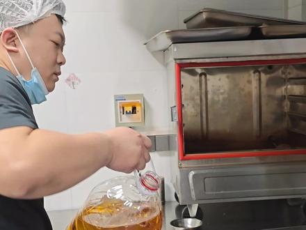 高端的食材往往只需要最朴素的烹饪方式,忙碌了3个小时的大师傅就可以稍微休息一下了。大家不用质疑新鲜肉是否需要泡血水,也不用质疑米萝卜和肉都分开放置会不会影响口感,经过5个月的检验,是没有任何问题的。存在即合理!#新疆抓饭 #正宗新疆美食餐厅推荐