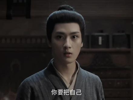 #长安二十四计#谢淮安#成毅
《长安二十四计》书童阿默不是死于废帝的嫉妒,也不是死于谢淮安的算计,而是死在了自己手里。
为了不让虎贲认出,谢淮安给废帝萧文敬换了脸,又让他跟书童阿默学习言行举止,做到一模一样。
等学的差不多了,阿默也可以离开了,他却在最后一顿饭故意刺激废帝。
看着萧文敬大口吃饭,他乐出声来,“陛下,现在真的像,像个下人。”把废帝的自尊踩在泥里。
之后他又说“谢大哥他们,其实也是为了你好。”是谢淮安害废帝失去了自己的脸,却故意说为了他好,进一步刺激。
再吐露自己明天就回家,家里儿女双全,都在等着自己。让失去自由的废帝产生嫉妒。
之后,他进屋辞行,主仆相认,他的话里除了祝福,全是诀别之意。
“请让我最后一次服侍公子。”
“公子选的这条路,注定坎坷,请原谅我,不能陪公子一块走了。”
谢淮安听出来了,他不想牺牲无辜的人,所以劝他:“阿默,你的人生,本应该属于你自己的,回湖州吧,你的家人都在等着你。”
可他没想到,阿默心意已决,他不想自己成为绊脚石,一旦有人发现自己和废帝长相相同,那么公子的复仇之路就会徒增变数。
既然决定消失,那么就要死的有价值。
他知道废帝不甘心失去身份,也知道他想逃离主子的控制,所以他给废帝一个发泄的机会,更是给谢淮安一个狠心的理由,让废帝彻底当条狗,绝了反抗的心思。
所以他明明说第二天回家,却在当晚离开,走前还专门跟废帝告别,强调“谢大哥是个好人”,彻底激起他的杀心。#实力派演技 #强烈推荐