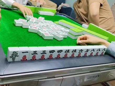 起手10个万,自摸四翻胡了…#小麻将解心宽 #乐山幺鸡麻将