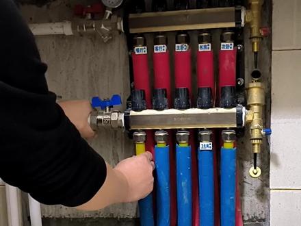 地暖有的房间热有的房间不热是什么原因?这种情况一般都是每路管子长度相差太大水流不均匀造成的,按照这个方法就可以解决问题#地暖不热 #地暖维修