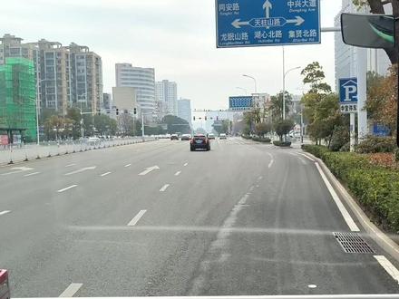 乘坐安庆公交车10路,前往西湖水上公园 #绿道 #西湖公园 #公交车站 #公交站 #人行道 #安庆