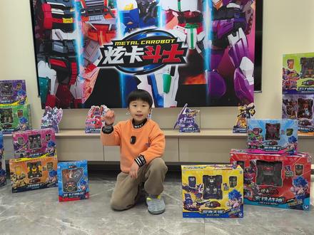 炫卡斗士的终极之战,超炫电光王对决玄铁战神,变成玩具也好酷 #炫卡斗士 #jumpgo展高文化 #男孩玩具