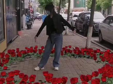 召唤玫瑰特效教程来了。#教程 #剪辑教程 #召唤玫瑰 #九百九十九朵玫瑰 @DOU+小助手