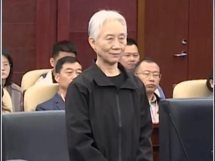 【#李微微受贿超1亿被判无期徒刑 】#李微微一审被判无期徒刑 2026年2月3日,海南省第一中级人民法院一审公开宣判十四届全国政协人口资源环境委员会原副主任李微微受贿案,对被告人李微微以受贿罪判处无期徒刑,剥夺政治权利终身,并处没收个人全部财产;对追缴在案的李微微受贿所得财物及孳息依法上缴国库,不足部分继续追缴。(总台央视记者 奚丹霓)