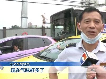 一根燃气管被施工人员不慎挖破。#重庆dou知道 #新闻