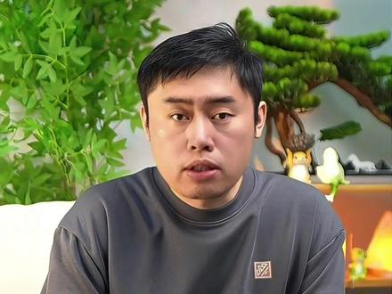 RPA这些红线千万别碰 很多老板一听到RPA,第一反应就是效率、降本、自动化,但我必须先提醒一句,RPA本身不违法,真正有风险的,是你拿它去干什么。
RPA说白了就是一个数字员工,帮你模拟鼠标点击、键盘输入、数据搬运,它只负责执行动作,不负责判断合不合法。法律从来不看你是不是“像人工操作”,只看你有没有越过边界。 如果你是用RPA来消化自己公司的业务,比如自动生成财务报表、自动对账、自动汇总电商数据、自动同步内容、自动跑内部流程,这一类场景整体风险是可控的,因为你操作的是自己的系统、自己的账号、自己的数据,也是在自己的授权范围内。
真正的问题,几乎都出在“对外赚钱”这一步。只要你开始做代抢票、代抢购、代签到、代刷课、代抢红包、批量账号自动操作,这个风险会一下子放大。很多人觉得自己只是写了个脚本,模拟人工点几下,但在平台眼里,这已经是批量自动化行为,属于对抗规则。
这两年为什么RPA相关案件明显变多?原因其实很现实。平台如果走民事诉讼,往往取证难、找人难,甚至连被告是谁都不清楚,所以越来越多的平台会直接走行政举报或者刑事报案。一旦刑事立案,流程是停不下来的,这个暂停键你自己是按不了的。 还有一个老板特别容易踩的坑,就是把RPA包装成产品、工具箱、脚本外挂,对外收会员费、收授权费。你以为你卖的是效率,但别人拿去用的可能是绕规则、刷量、薅羊毛。
一旦形成规模化牟利,性质就变了,你可能不只是使用者,而是被认定为提供者,甚至组织者。 更危险的一类,是去研究怎么绕过平台的安全措施,比如验证码、滑块、频控、风控策略。只要你开始做这种事情,就已经进入红线区了。在法律视角里,这不再是简单的自动化,而是对系统秩序的破坏。
所以我给所有老板一个最简单、最保命的原则:RPA用来给自己提效没有问题,但不要拿去给第三方盈利,更不要做对抗平台规则的事。如果你真的要做自动化交付,尽量只做客户内部系统的自动化,比如ERP、CRM、财务系统、后台流程,而且一定要保留人工确认和操作日志。 一句话总结,RPA可以是你的手和脚,但不要把它当成破门器。走正门,是提效;走对抗,才是风险。#RPA #rpa #电商运营交流 #运营干货分享 #独立站运营