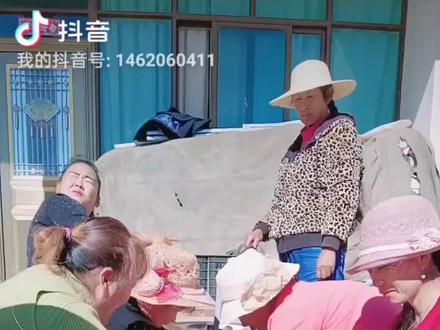 么么这个美女太历害了,#杀年猪了 #农村风俗 #这就是农村的生活 #刷到的朋友开心快乐每一天 #好热闹 #难得