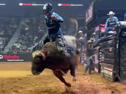 职业牛仔骑牛比赛,是如何挺过“死亡八秒”的?与训练有很大关系 #牛仔 #趣味科普 #骑牛大赛 #涨知识 #内容启发搜索