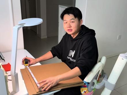 #国庆节手工 大家需要的“纸箱坦克”教程已新鲜出炉,希望对大家有所帮助。我们也没想到上条视频会受到大家的热爱,作为90后父母,我们不喜欢说条条框框的大道理,更多的是在生活中和我们的孩子一起共同成长,在体验中她会有她自己成长的节奏。借用一下我很有共鸣的网友的评论:“父母的每一次重视都在告诉孩子,每个节日的不同意义,可以讲解每个节日的由来,孩子也会变得重视学校的作业,成为
一 个“较真”的孩子,而且在他们喜欢“显眼”的
年纪,这种开心是可以持续很久的,会让他们
更爱去幼儿园 (快乐的童年是将来抵御未来困
境的糖)。”我们并不是完美的父母,但也想尽我们可能去提升宝宝的幸福感、归属感,让她真实感受到我们很爱她,她对我们来说是独一无二的存在#一家三口 #爸爸不缺席的陪伴就是最好的富养