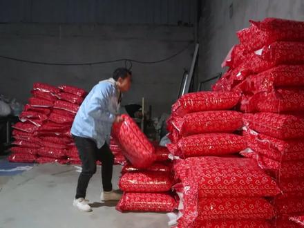 盼盼又换回做新郎时的发型,开心的去买新衣服,还给我买了很多好吃的。和喜欢的人在一起,做什么都是快乐的
