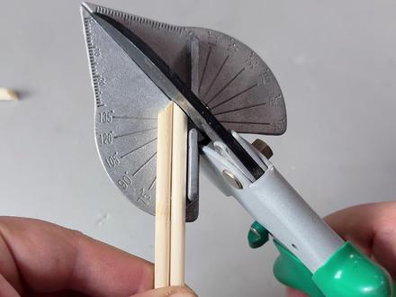 手提灯笼 一次性筷子也能做出元宵节小孩玩的手提灯笼,大家动手做起来吧!#元宵节灯笼 #一次性筷子 #手工 #制作过程 #灯笼 @抖音小助手