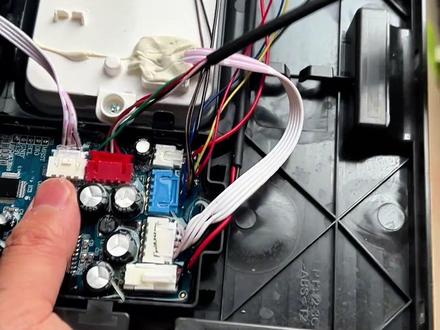 小米鱼缸换电线避坑!这俩“卡脖子”步骤,我拆到崩溃… 小米鱼缸通病之一的电线问题,是不是好多人都遇过?!这期手把手教你们换线,但先打个预防针——这俩步骤巨耗时间!
第一个坎就是拆壳子!别硬撬!边缘卡扣特脆,我刚开始没找对发力点,差点给壳子干裂了…慢慢抠缝隙才敢下手。(视频录了12分钟,我满头大汗)
第二个更头大:防水胶!黏得死死的,得拿小铲子一点点刮,还不能蹭到旁边的元件,刮完手指都酸了,最后才把旧电线拔出来,然后用针把里面的防水胶也得刮出来,再安!
后面接线反而简单,主要就这俩步骤磨人!你们换的时候也这样不?评论区说说避坑招儿~
#vlog日常 #小米鱼缸 #小米鱼缸改造 #技术分享 #实用小技巧 @DOU+上热门