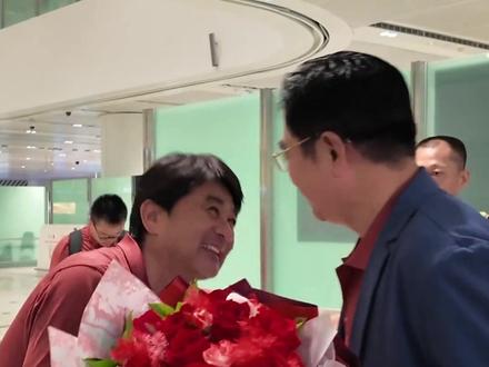 宋凯致信赵松源:希望你能尽快走向欧洲留洋,在更大的舞台历练! #宋凯致信赵松源 #赵松源 #U17国足 #宋凯接机U17国足 #U17国足回国