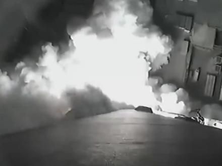 藏在水汽里的“隐形炸弹”——饱和水蒸汽爆炸的秘密 2026年1月18日下午3点03分,内蒙古包头市包钢板材厂的厂区内,突然传来一声震耳欲聋的巨响。一个容积达650立方米的饱和水蒸汽球罐发生剧烈爆炸,瞬间打破了厂区的平静。这场事故造成2人遇难、8人失联,84人受伤住院,其中5人伤势危重,厂房设备损毁严重,现场一片狼藉。消防、医疗、公安等多部门紧急奔赴现场,搜救失联人员、救治伤员、排查安全隐患的工作连夜推进。工作人员对周边5公里范围内的居民房屋逐一排查,万幸未发现结构性安全问题,大气、土壤等环境指标也暂时稳定,但这场事故无疑给所有人敲响了警钟——那些我们日常随处可见的水汽,一旦达到“饱和”状态,竟能爆发出如此惊人的破坏力。#饱和水蒸汽 #蒸汽爆炸 #包钢 #知识前沿派对