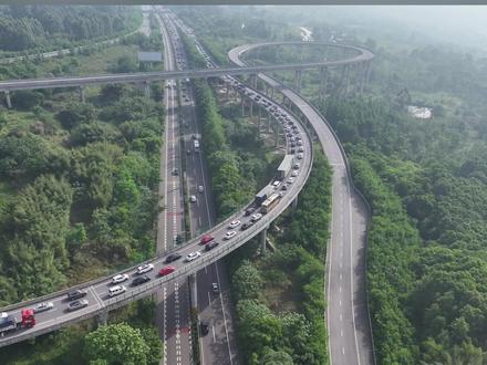 长寿区 五一假期首日,沪渝高速长寿段迎来出行高峰。#五一假期首日 #出行 #堵车 #高速 #重庆