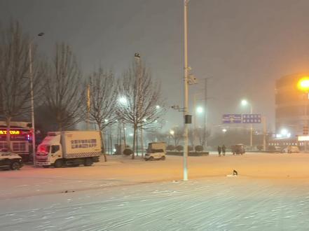 雨雪天气结冰路面,两个按键开启,防止轮胎打滑。#宝马起步辅助 #宝马下雪功能 #宝马防滑 #bmw用车小知识