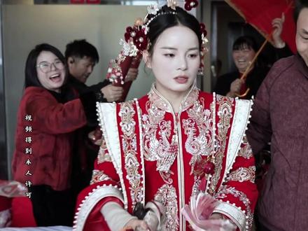 礼炮拧不响,小美很生气,小美一生气,画面就不美丽😄😄😄
#婚礼现场 #婚礼那天 #婚礼趣事