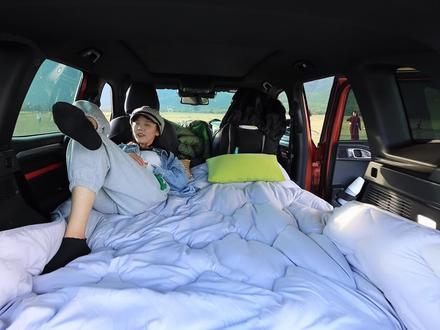 自驾云南,哈佛大狗当床车后排不平?三分钟解决,比家里床还要舒服 #自驾游 #旅行vlog #床车改装