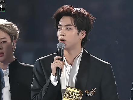 回顾一下JIN哥在MAMA上的“温柔一刀”(附赠可爱捧奖杯小珍)#金硕珍 #jin #温柔且强大