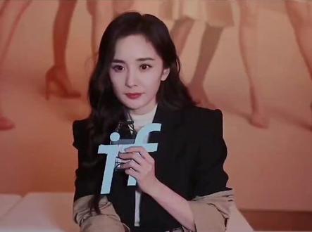 杨幂追问丁程鑫:理想女友是什么样的?丁程鑫的回答,暴露高情商#杨幂 #丁程鑫 #娱乐播报台 #娱乐