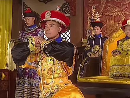 #马景涛 #好剧推荐 #孝庄秘史
多尔衮为表诚意,竟然将父汗留给自己的最珍爱的龙佩送给了福临,真的是为了玉儿,什么心爱之物都舍得给。大玉儿感到很震撼,因为这个龙佩象征着多尔衮一生的梦想,一个英雄的担当。
奈何多尔衮的一片痴心仍旧未让过度理性的大玉儿忘记对他的防范。当福临登基时,豪格质疑摄政王多尔衮将来也许会篡位,本来已经被哲哲喝令不要再提给压下去了。谁知大玉儿却提出为消除豪格疑虑让多尔衮当众盟誓,多尔衮无奈照做,这也为一片忠心拥护多尔衮的硕托和阿达礼日后被杀埋下了祸根。
眼里只有玉儿的多尔衮只会把被逼当众盟誓的仇恨算在豪格头上,殊不知,豪格的质疑无意中帮了大玉儿一个大忙。大玉儿早已不再是当年大草原上那个单纯可爱的小女孩了,为了儿子,逼着深爱着她恨不得把心都掏给她的多尔衮发毒誓,这一招实在太狠。