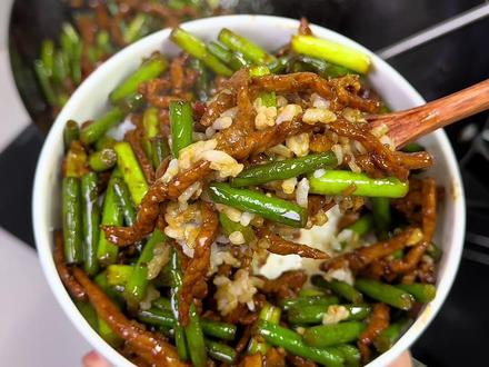 10分钟搞定一碗蒜苔炒肉盖饭,清甜爽脆的蒜苔搭配上干香入味的肉丝,一口下去太香了#美食 #蒜苔炒肉 #拌饭神器 #家常菜 #充能小事叫吃饭