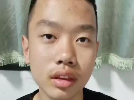 梁晋龙在读英语,踢足球。#心蓝天