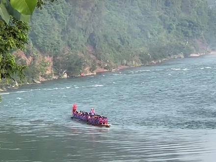 广东猎徳龙舟队冲麻阳狮子湾乌龙滩,多次卷入浪中动弹不得,但没有人放弃,500米险滩,历时14分钟,致敬#麻阳龙舟 #狮子湾龙舟队 #舒家村古法红糖 #猎德龙舟 #苗疆燕十三