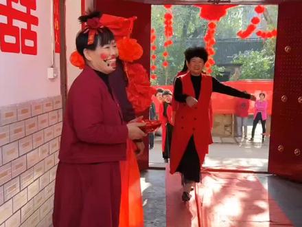 今天是个好日子,精彩瞬间在后面,喜公公向各位来宾“蹦哒”行礼,蹦的越高越有福气,看把喜婆婆高兴的,气氛搞起来,走过路过的亲们都进来喝杯喜九沾沾喜气#喜事盈门 #沾沾喜气 #现场实拍