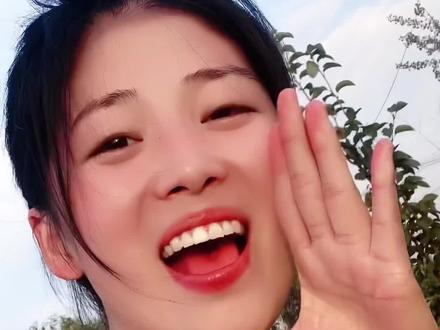 大脸妹177身高:还是农村好,停车不收费,喝水不要钱,蔬菜地里有,你愿