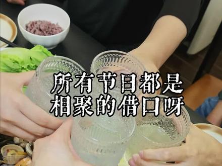 母亲节给妈妈做顿饭 所有的节日都是相聚的借口。今天的海鲜和猪排都适合新手小白做的大菜,简单不出错,还嘎嘎好吃。#快手菜好吃又简单 #家常美食 #母亲节快乐妈妈辛苦了 #好好吃饭 #一起吃饭一起干杯