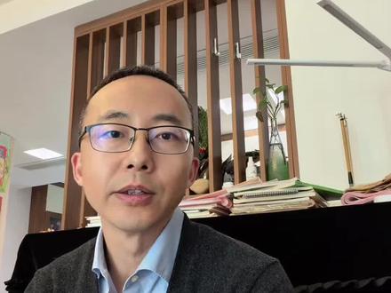 2026世界杯赞助商,入场费最少6500万美元,折合人民币5个亿。而东鹏特饮赞助张雪机车,网传仅花5万块,却撬动了上亿曝光。为啥有人花5亿打了水漂,东鹏特饮花5万就赢麻了?今天咱们聊一下“押注式营销”,为啥比花上亿投广告更高效?#东鹏特饮 #张雪机车 #东鹏饮料 #财经知识