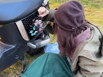 双旦来临,我的小电车也要穿新衣服!持久耐晒不掉色 #涂鸦 #丙烯绘画 #丙烯diy #创意绘画 #电动车涂鸦