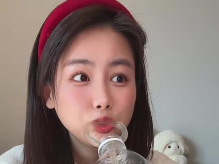 巨巨巨好喝的黄皮甘蔗汁,一口下去满嘴都是甘蔗那种清甜,冬天涮火锅、撸烧烤,或者年底聚餐吃够了大鱼大肉,来上一杯,简直爽到飞起!#黄皮甘蔗汁#甘蔗汁 #果汁 #好喝不贵 #过年饮料