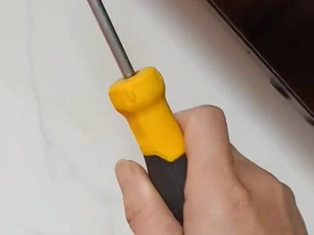 拆洗好太太油烟机,底下油杯处不是4个螺丝是2个螺丝