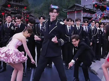 #001二月直播日记 #AI瑶瑶团播 #银河系001 #银河系001王林 #龙浩天喊你回酉阳过年 银河系001王林第一天和龙浩天队长直播,哈哈……初舞台就掉了装备,节目效果拉满😂@001-王林🍃 @AI瑶瑶• 银河系001|团队招优PGY