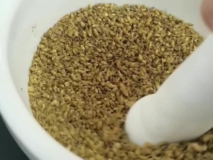 来自周末的实验课
“用心去做一件事情的时候,你甚至都会忘记时间的流逝。”实验课,虽然是无聊的量取试剂、研磨、调节pH、抽滤、等待等程序化的工作,但是,我喜欢动手呀😭😭以及疲惫之后,一盘平时如嚼蜡般的称菜都足够让人快乐啦!再加一杯热牛奶真的超级满足 #医学生日常 #周末实验室 #学医的女孩子 #校园生活碎片