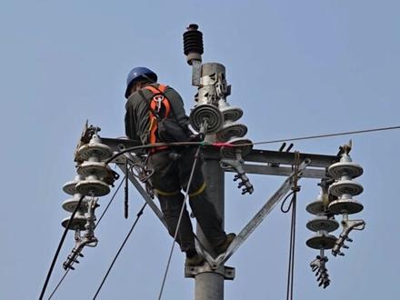 踩着田埂往橘林深处走,脚下的泥土松软湿润,带着雨后的微凉。伸手摘下一颗橘子,果皮的粗糙触感在指尖蔓延,轻轻一剥,酸甜的汁水便顺着指缝往下淌,咬一口,果肉的鲜嫩在舌尖化开,没有精致包装的刻意,只有自然本真的滋味。不远处,老乡们背着竹筐穿梭林间,笑着招呼着,话语里是不加修饰的淳朴,偶尔传来几声鸡鸣犬吠,反倒让这山野更显静谧。
没有闹钟催促的清晨,没有堆积如山的琐事,在这里,时间仿佛慢了下来。可以坐在院坝里,看云卷云舒漫过青山,看阳光透过橘叶洒下斑驳的光影,看晚风卷着果香掠过肩头;也可以跟着老乡学摘橘子,听他们唠唠今年的收成,说说邻里的趣事,那些家长里短的闲谈,藏着最鲜活的烟火气。
忽然就懂了,人生不必总追着喧嚣奔跑,不必总困在焦虑里打转。这样的生活,是橘子挂枝的从容,是山野清风的自在,是邻里闲谈的温暖;这样的节奏,是日出而作的踏实,是日落而息的安然,是不慌不忙的笃定;这样的风土人情,是人心的纯粹,是烟火的温热,是自然与人间的温柔相拥。
原来最好的人生,从来不是追着世界匆忙赶路,而是能慢下来,接住生活里的每一份细碎美好——像橘林在时光里沉淀果香,像山野在岁月里留存本真,在自己的节奏里,守着一方天地,安享一份心安,便已是圆满。