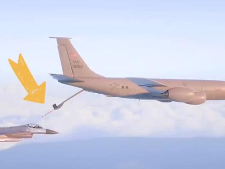 空中加油揭秘:飞行员的高空加油技巧 空中加油的秘密:如何在万米高空为飞机“加油”?
空中加油是一项令人惊叹的航空技术,它使得飞机在飞行过程中能够持续获得燃料,延长航程和作战时间。其基本原理是通过专门设计的加油机和接受飞机之间的燃料传输系统实现的。
在空中加油过程中,加油机通常会在高空飞行,保持与接受飞机的平行飞行。加油机的机身上装备有加油管道,管道的一端连接着燃料储存箱,另一端则是一个特殊的加油接头。接受飞机在接近加油机时,会通过机头的加油接头与加油机的加油管道连接。这个连接过程称为“对接”,需要飞行员的精确操控和高度的配合。
一旦连接成功,燃料便通过加油管道流入接受飞机的油箱。加油机通过其机载泵系统控制燃料的流量,确保安全和高效的加油过程。整个加油过程通常持续几分钟,期间两架飞机必须保持稳定的飞行姿态,以防止意外情况的发生。
空中加油技术不仅提高了军事行动的灵活性,也在民用航空中逐渐展现出其潜力。你是否对空中加油的技术细节感到好奇?欢迎在评论区分享你的看法和问题,让我们共同探讨这一神秘的航空技术!如果你喜欢这个话题,请点赞并关注我们,获取更多精彩内容!#科普知识#飞机 #加油 #飞行员 #知识分享