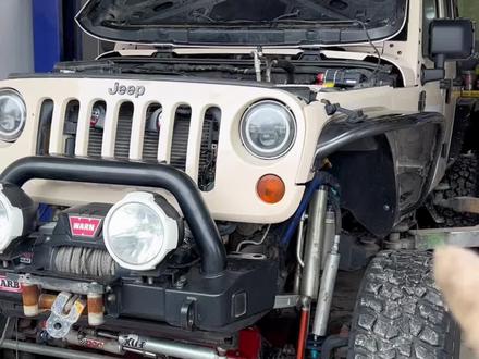 #jeep牧马人 #热爱改装分享 #这才是男人的玩具 牧马人拆车壳,走细节