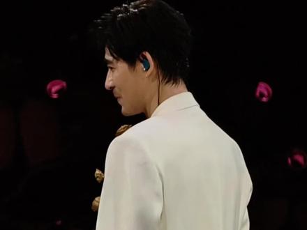 第一时间(仔仔版)
仔看向镜头冲我微笑的那一瞬间,心漏了半拍手也抖了😭#周渝民 #恒星之城演唱会 #F4第一时间