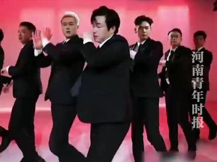 张颂文仿妆西装造型团播,直播在线人数超两万,还模仿“高启强”经典台词