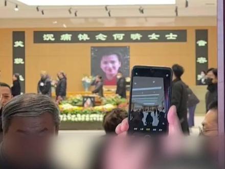 何晴去世后许亚军首现身,与小儿子在美国餐厅吃饭 未出席前妻告别仪式
#许亚军 #何晴