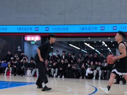 25:2彻底被打爆!三分半结束比赛,这估计就是百分大战有史以来最快的首节比赛吧,柯冉依旧松弛、依旧无所谓。#柯冉自在飞vs周锐周钝#passion球局#百分大战