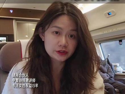 💥医美维权必看!1分钟解锁退费秘籍 ⚠️ 血泪经验总结!90%姐妹踩过的雷
「情绪维权反被套路?收好这份全流程指南👇」
🔸【核心四步法】🔸
1️⃣ 查资质三件套
▫️看场所:查《医疗机构执业许可证》+核准项目
▫️验医生:医师资格证+执业范围必须公示
▫️盯产品:认准「械准字」「药准字」编号
2️⃣ 证据锁死攻略
✅术前术后对比图连拍(带时间水印)
✅病历当场封存(拍照+签字确认)
✅保存所有转账记录/聊天记录
3️⃣ 赔偿金翻倍诀窍
✨机构欺诈→《消法》退一赔三
✨造成损伤→索赔医疗费+精神损失费
✨违规操作→卫健委介入吊销执照
4️⃣ 投诉部门精准匹配
🏥医疗事故→卫健委(12320举报)
💸乱收费→市监局/消协(12315热线)
💉假药假器械→药监局(网站实名举报)
📚附赠《姐妹们的权益手册》医美篇
内含20+真实维权案例+话术模板
戳主页「权益手册」立即领取❗
🌟转发@闺蜜 关键时刻救钱包!
#医美 #医美微整 #美容院套路 #医美律师 #变美