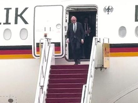 德国总理默茨今日抵京,开启任内首次访华。(总台央视记者 朱若梦 杨小刚 孙超英)